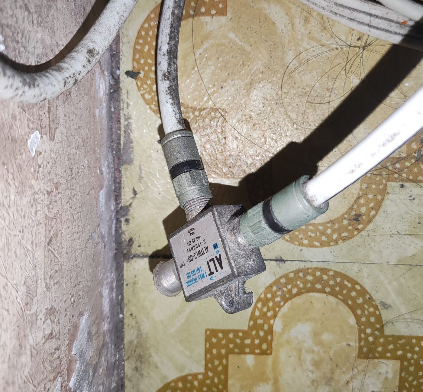 Indoor 2-port coaxial cable tap/splitter from a hybrid fibre coaxial (HFC) network